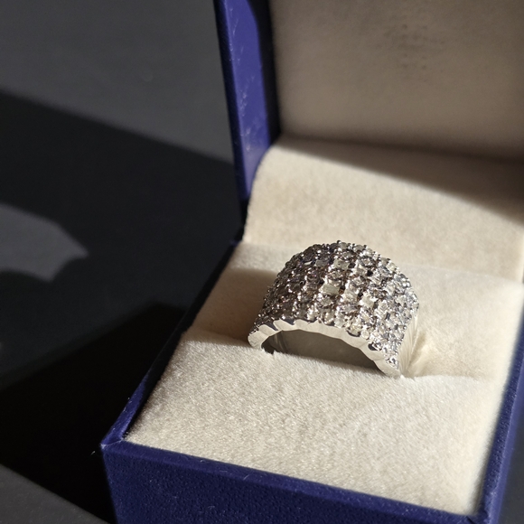 Elegant Silver Women's Ring - Picture 3 of 3
